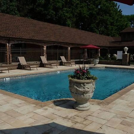 Centerport Chalet Inn & Suites מראה חיצוני תמונה