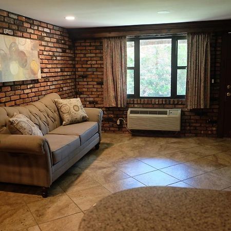 Centerport Chalet Inn & Suites מראה חיצוני תמונה