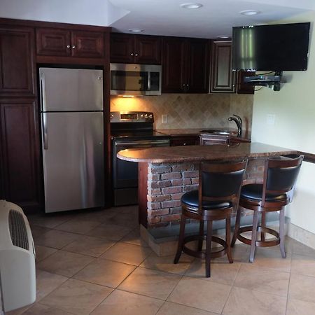 Centerport Chalet Inn & Suites מראה חיצוני תמונה