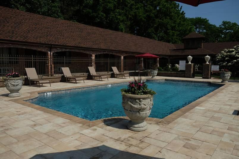 Centerport Chalet Inn & Suites מראה חיצוני תמונה