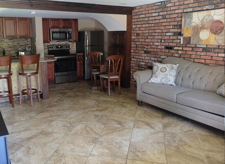 Centerport Chalet Inn & Suites מראה חיצוני תמונה
