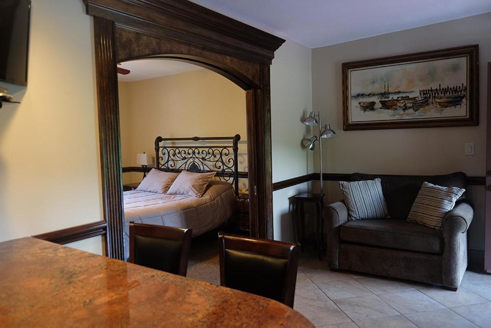 Centerport Chalet Inn & Suites מראה חיצוני תמונה