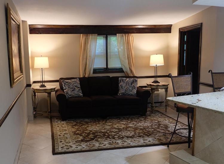 Centerport Chalet Inn & Suites מראה חיצוני תמונה