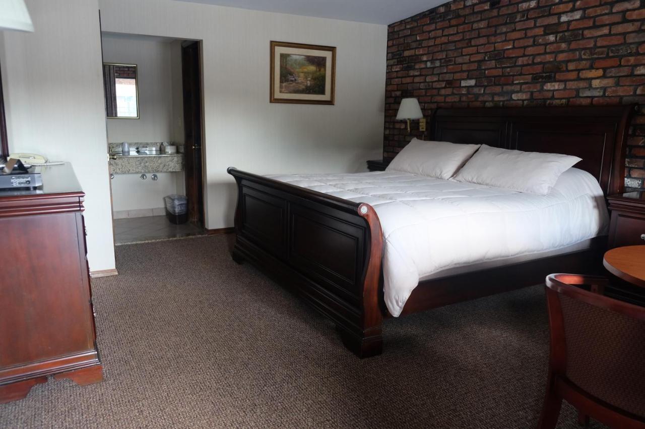 Centerport Chalet Inn & Suites מראה חיצוני תמונה