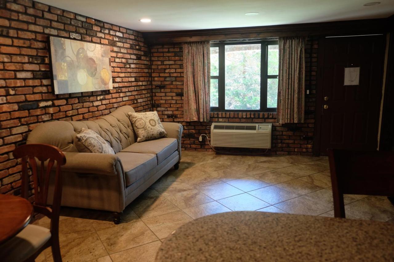 Centerport Chalet Inn & Suites מראה חיצוני תמונה