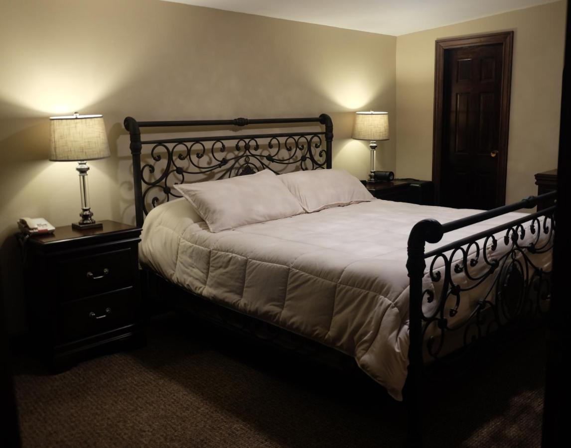 Centerport Chalet Inn & Suites מראה חיצוני תמונה