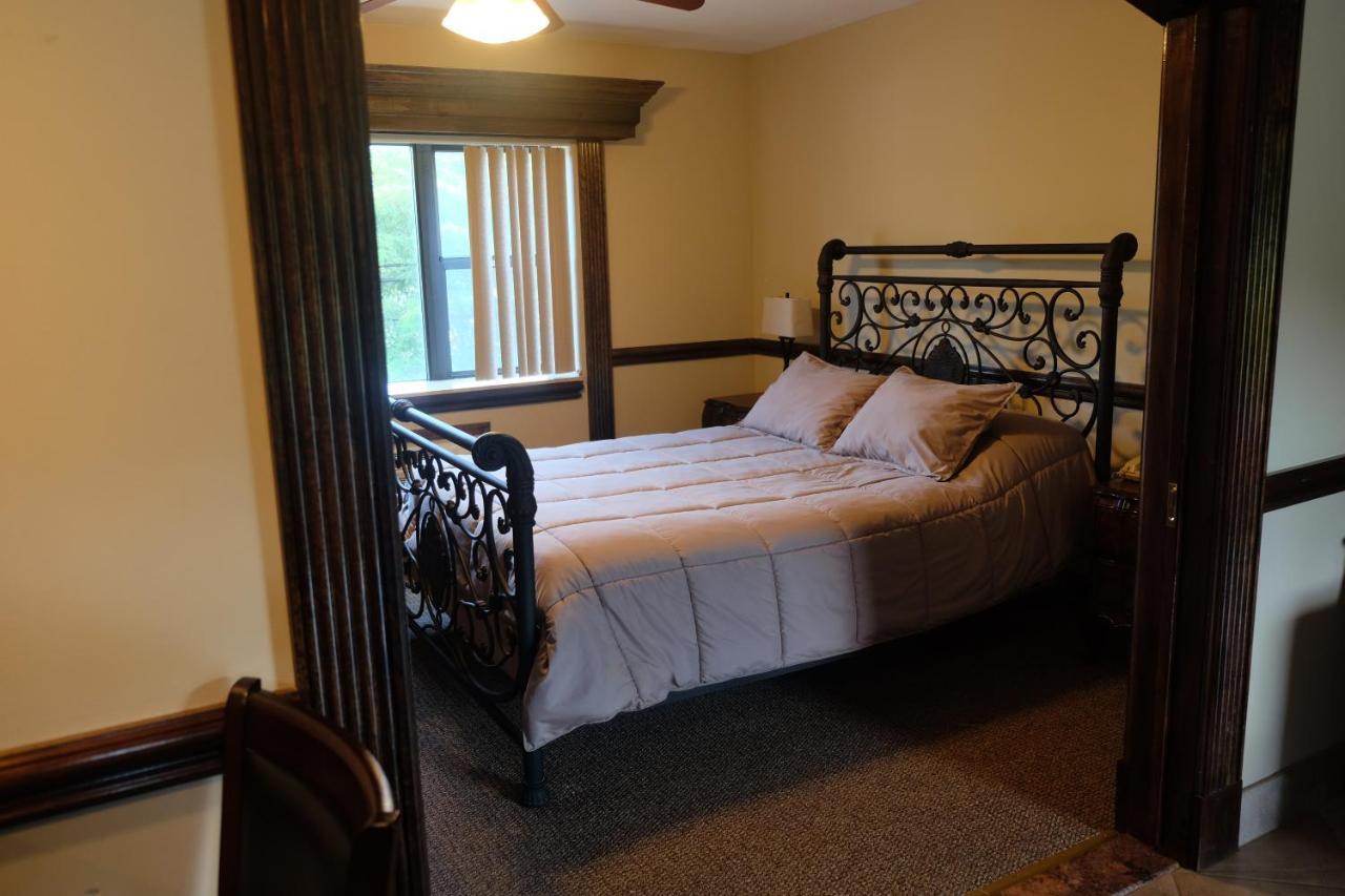 Centerport Chalet Inn & Suites מראה חיצוני תמונה