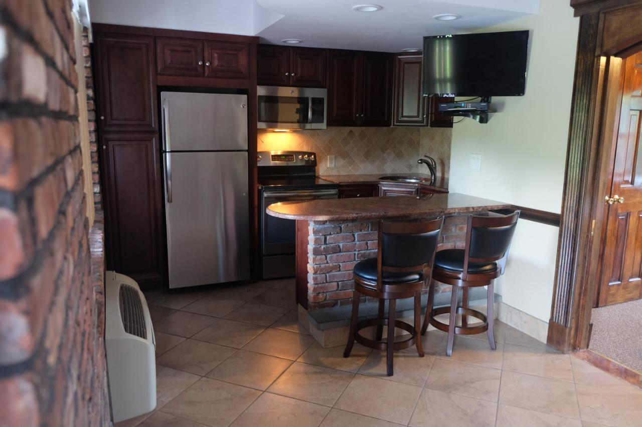 Centerport Chalet Inn & Suites מראה חיצוני תמונה