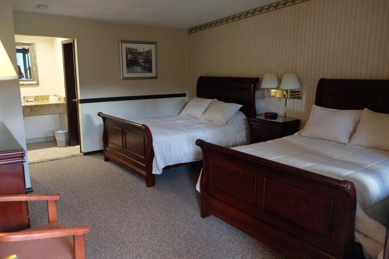 Centerport Chalet Inn & Suites מראה חיצוני תמונה