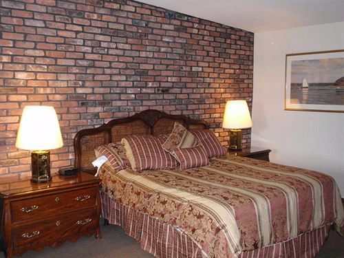 Centerport Chalet Inn & Suites מראה חיצוני תמונה