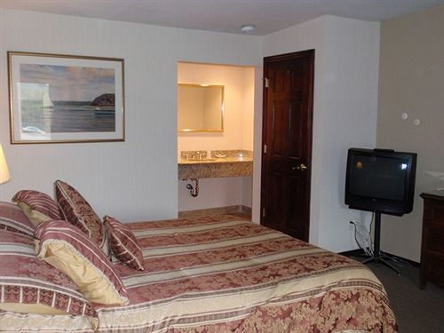 Centerport Chalet Inn & Suites מראה חיצוני תמונה