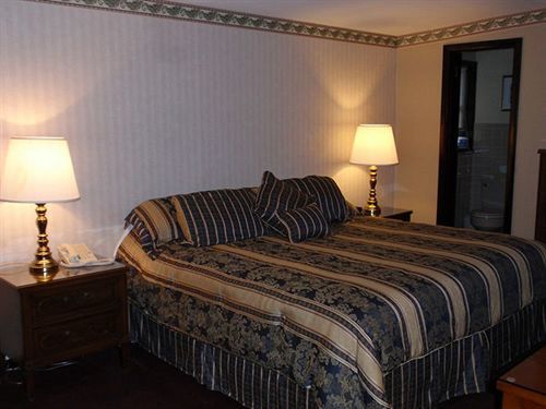 Centerport Chalet Inn & Suites מראה חיצוני תמונה