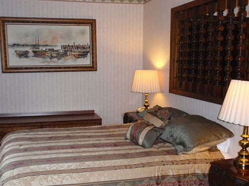 Centerport Chalet Inn & Suites מראה חיצוני תמונה