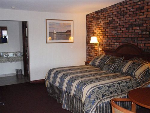 Centerport Chalet Inn & Suites מראה חיצוני תמונה