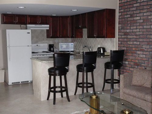 Centerport Chalet Inn & Suites מראה חיצוני תמונה