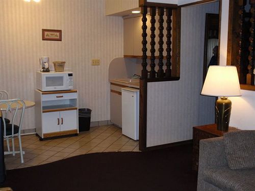 Centerport Chalet Inn & Suites מראה חיצוני תמונה