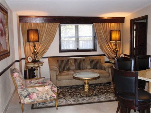 Centerport Chalet Inn & Suites מראה חיצוני תמונה