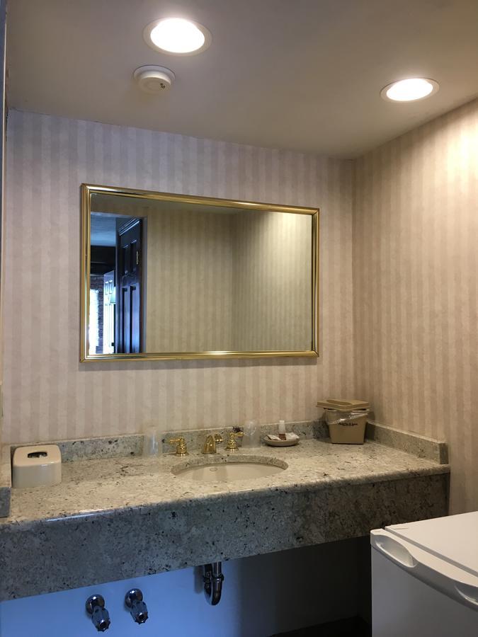 Centerport Chalet Inn & Suites מראה חיצוני תמונה