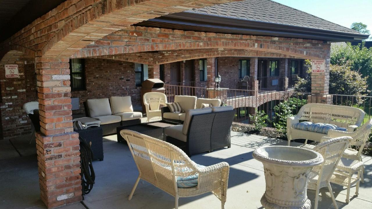 Centerport Chalet Inn & Suites מראה חיצוני תמונה