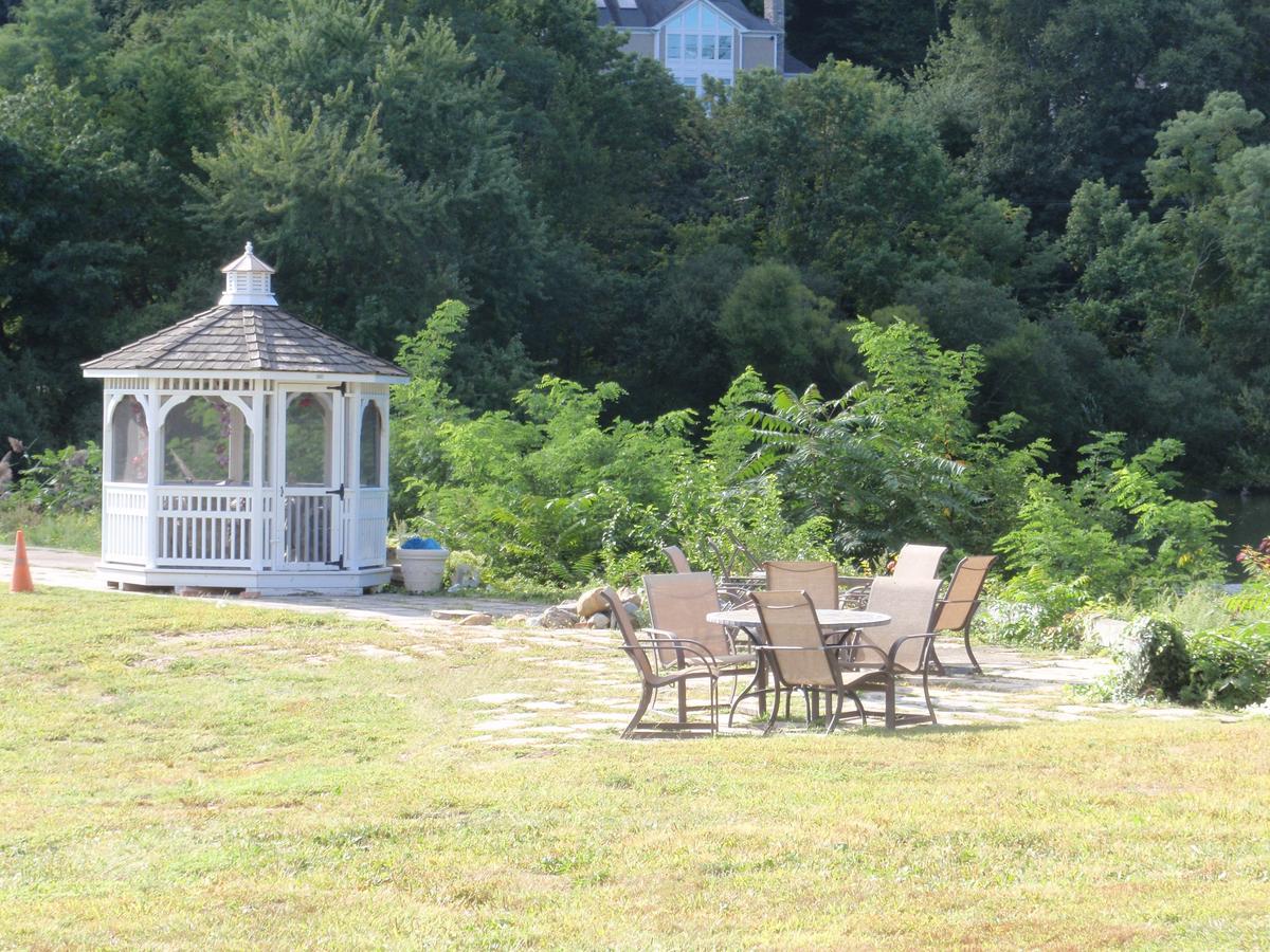 Centerport Chalet Inn & Suites מראה חיצוני תמונה