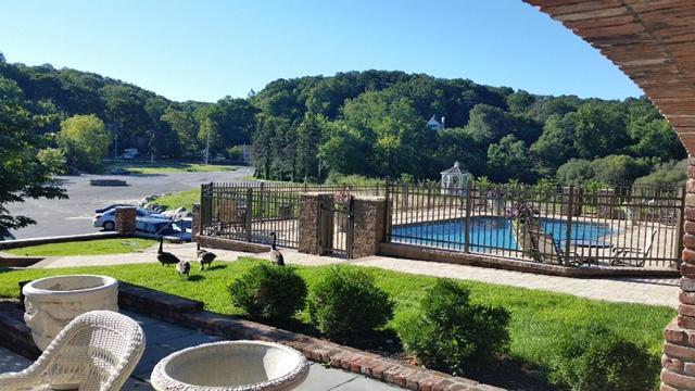 Centerport Chalet Inn & Suites מראה חיצוני תמונה