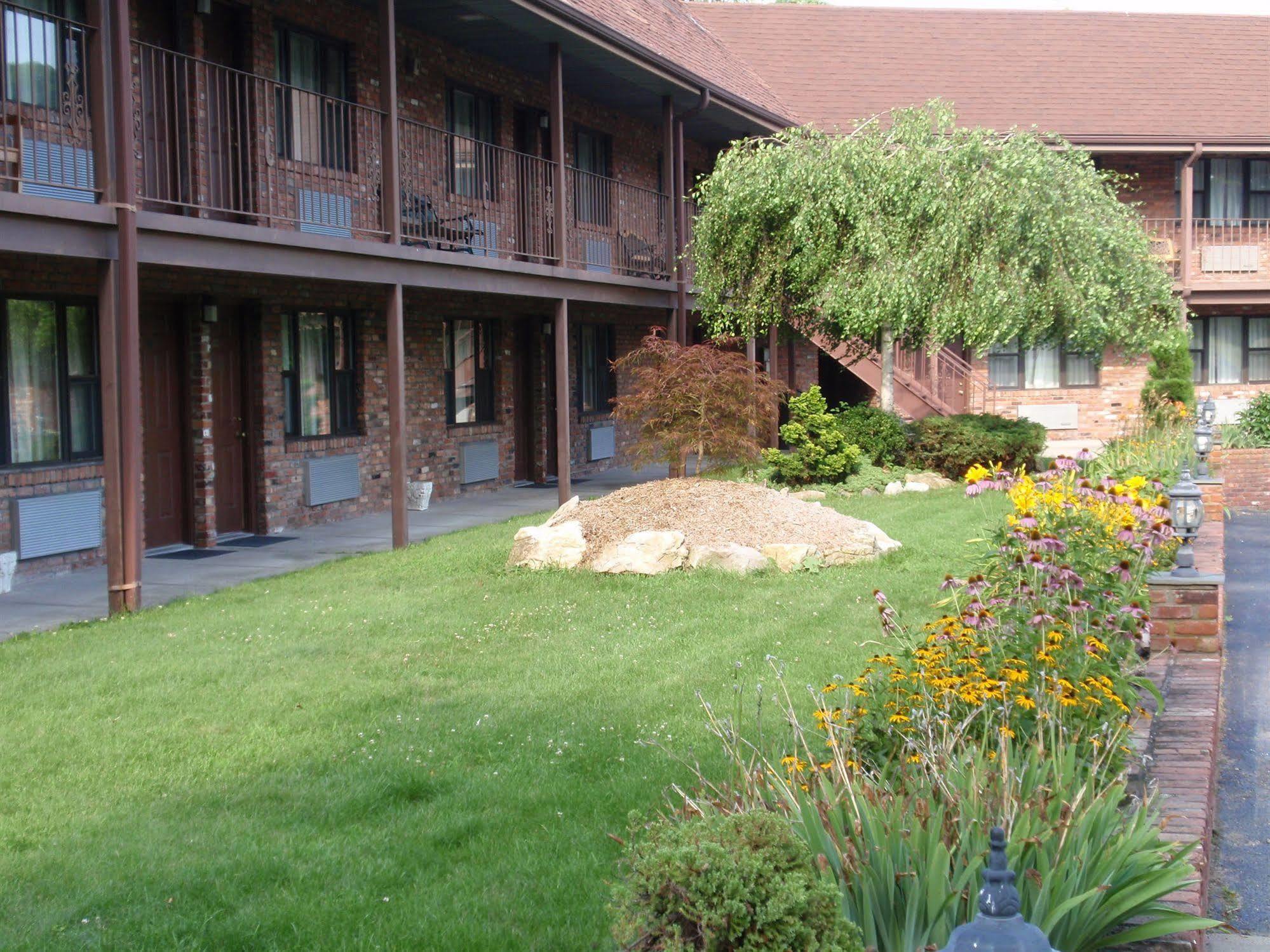 Centerport Chalet Inn & Suites מראה חיצוני תמונה