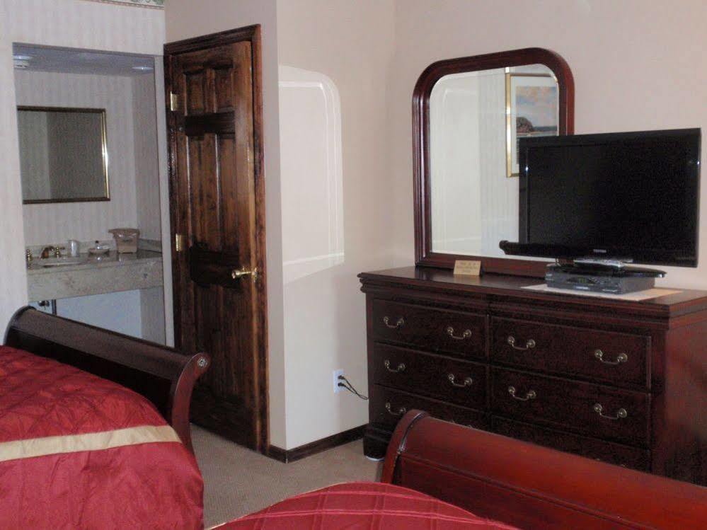Centerport Chalet Inn & Suites מראה חיצוני תמונה