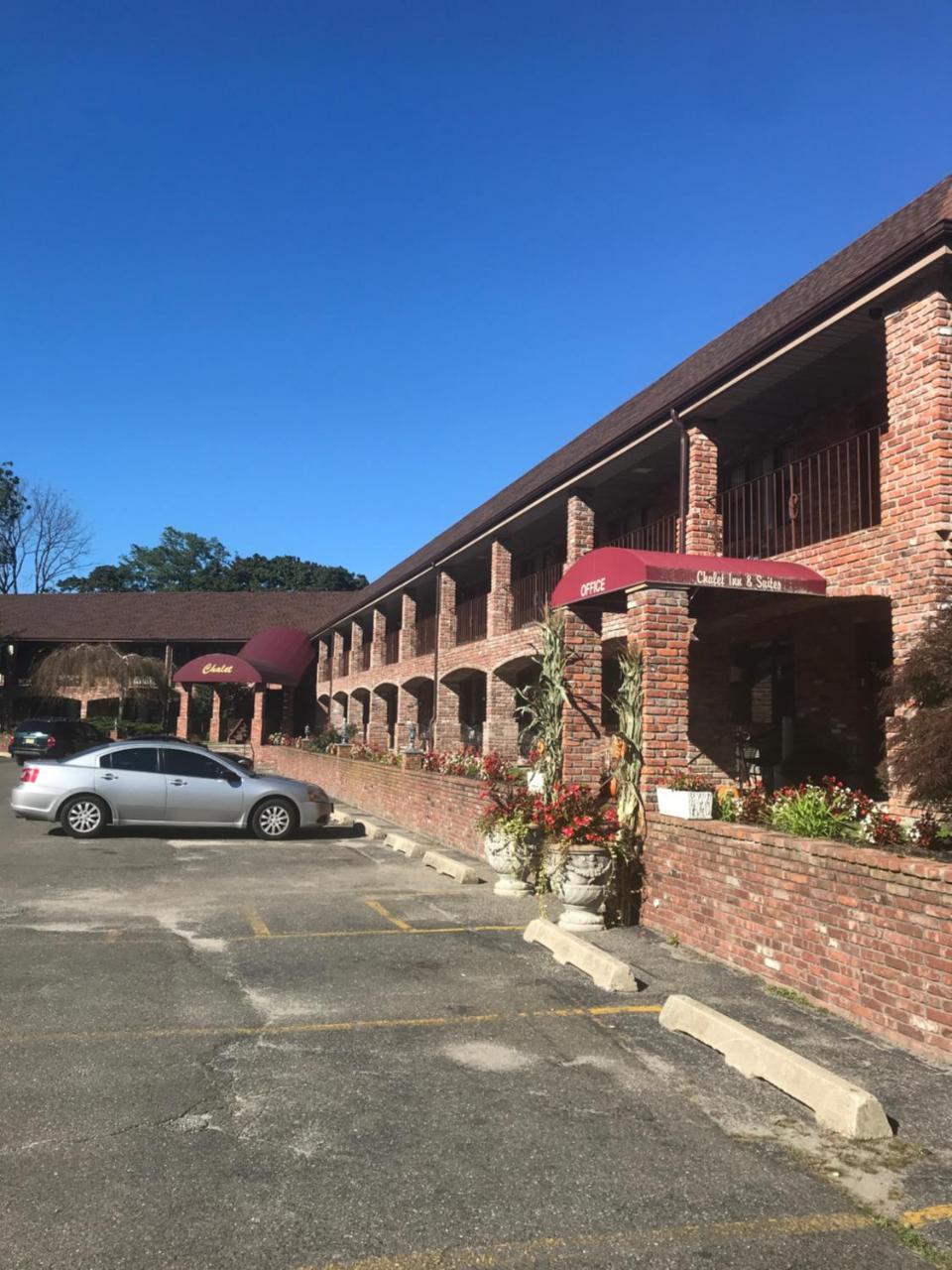 Centerport Chalet Inn & Suites מראה חיצוני תמונה